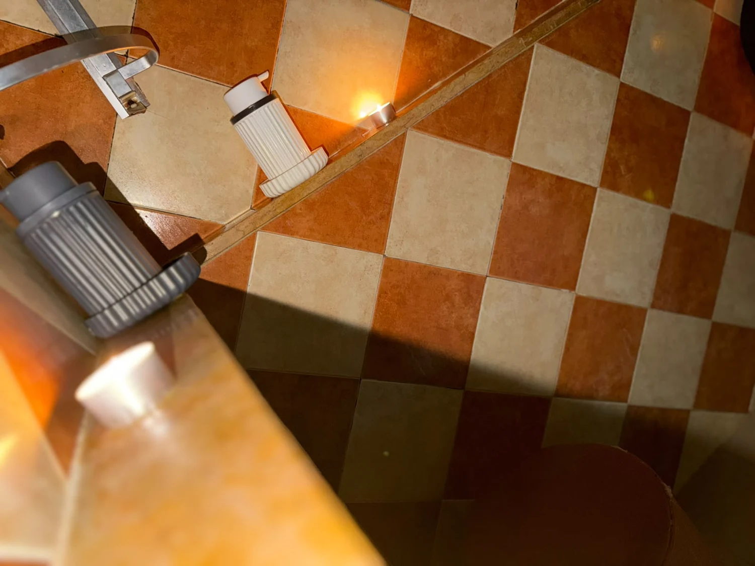 Carrelage et éclairage à la bougie dans l’espace hammam chez Malouka Spa à Marrakech