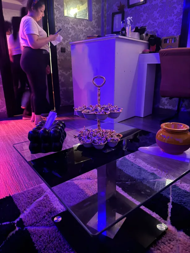 L’espace d’accueil sous un éclairage violet chez Malouka Spa à Marrakech