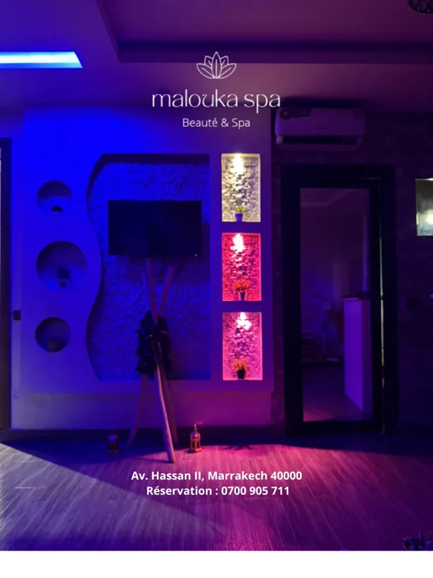 Entrée de Malouka Spa sous un éclairage bleu chez Malouka Spa à Marrakech