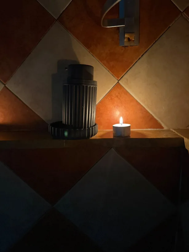 Bougie et détails du carrelage du hammam chez Malouka Spa à Marrakech