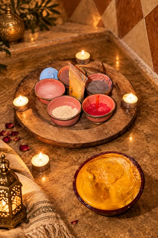Produits et accessoires disposés autour d’un plateau chez Malouka Spa à Marrakech
