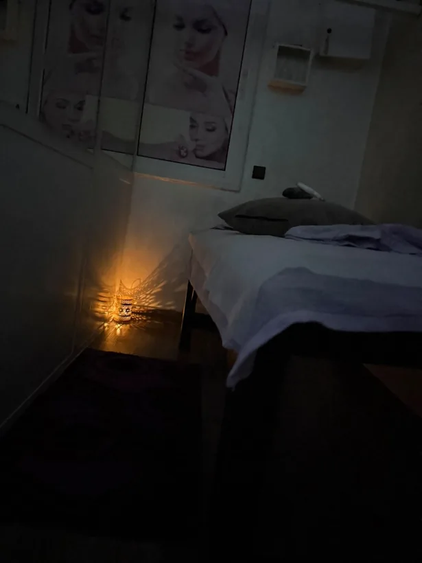 Cabine de soin dans une lumière tamisée chez Malouka Spa à Marrakech