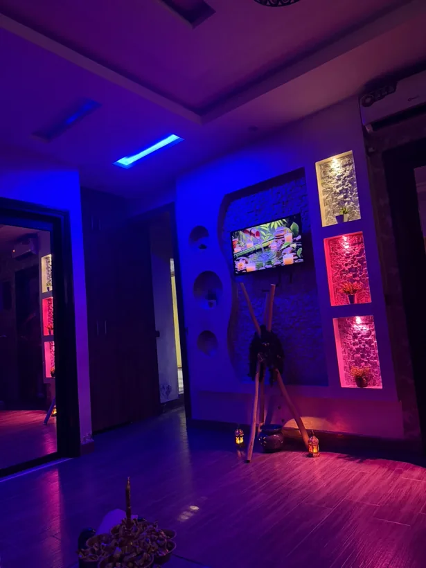 Espace intérieur éclairé en bleu chez Malouka Spa à Marrakech