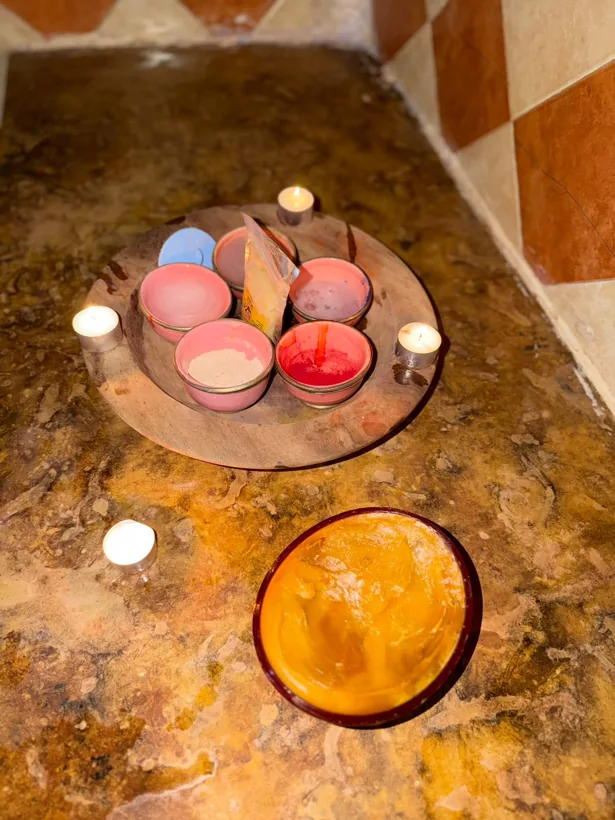 Plateau du rituel et bougies chez Malouka Spa à Marrakech