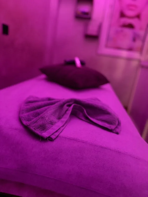 Serviette pliée sur la table de massage chez Malouka Spa à Marrakech