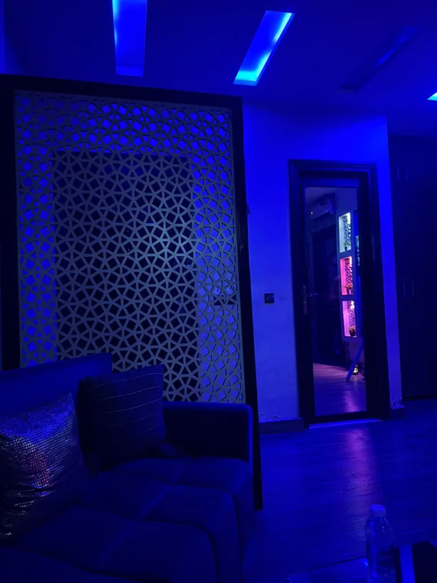 Décor du salon et passage vers les cabines chez Malouka Spa à Marrakech